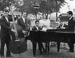 On set of "La notte" from left: Alceo Guatelli, Eraldo Volontè, Giorgio Gaslini, Jeanne Moreau, Ettore Ulivelli, Marcello Mastroianni.